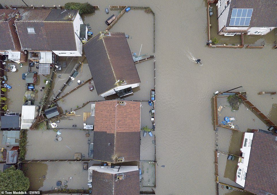Fotot/ Përmbytje “biblike” në Angli, njerëzit detyrohen të braktisin shtëpitë