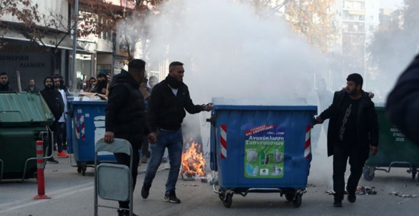 Komuniteti rom i  vë flakën  Selanikut në Greqi  Përse protestojnë 