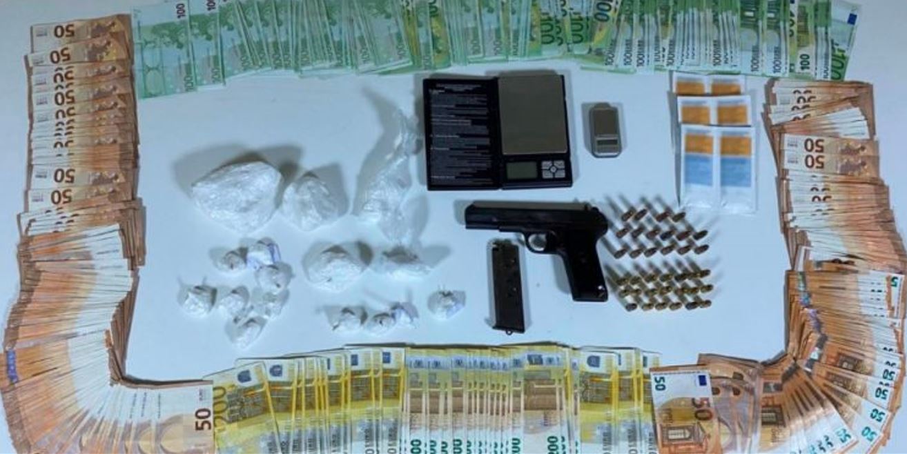 Kokainë  armë dhe mbi 30 mijë euro në shtëpinë e tij  Arrestohet shqiptari në Greqi
