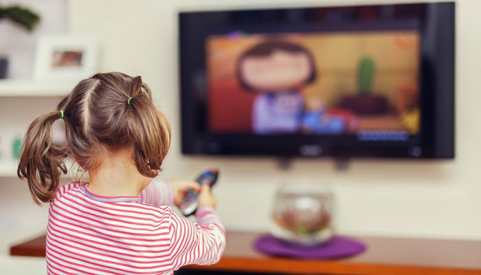 femijet-qe-shikojne-televizor-me-shume-se-dy-ore-ne-dite-jane-me-te-prirur-ndaj-varesive