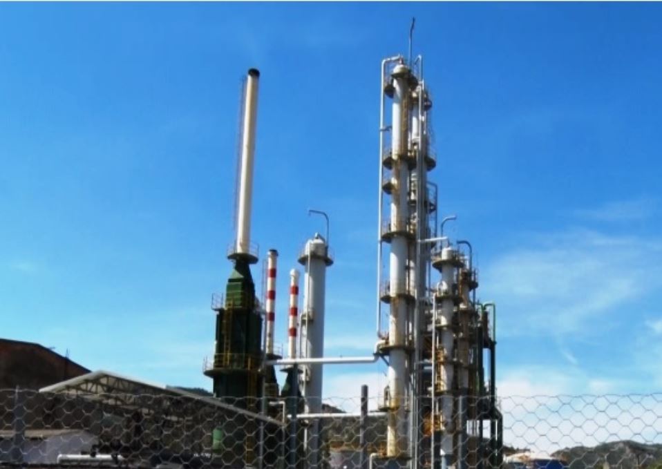 Rrëzohet nga struktura metalike e impiantit të përpunimit të karburanteve punëtori në Elbasan