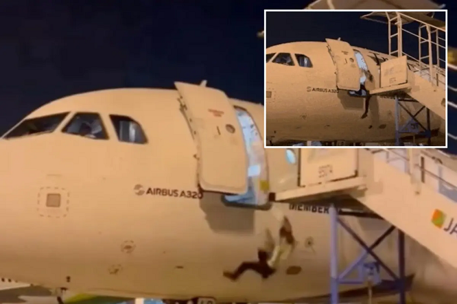 Video  Momentet shokuese kur punonjësi bie nga dera e avionit kur nuk kuptoi se shkallët ishin larguar