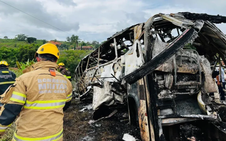 Tragjedi  Autobusi përplaset me një kamion  12 viktima dhe 21 të plagosur