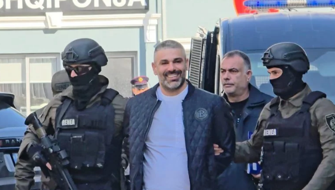 Momenti kur Safet Bajri i qeshur sillet nga forcat RENEA në drejtorinë e policisë së Tiranës