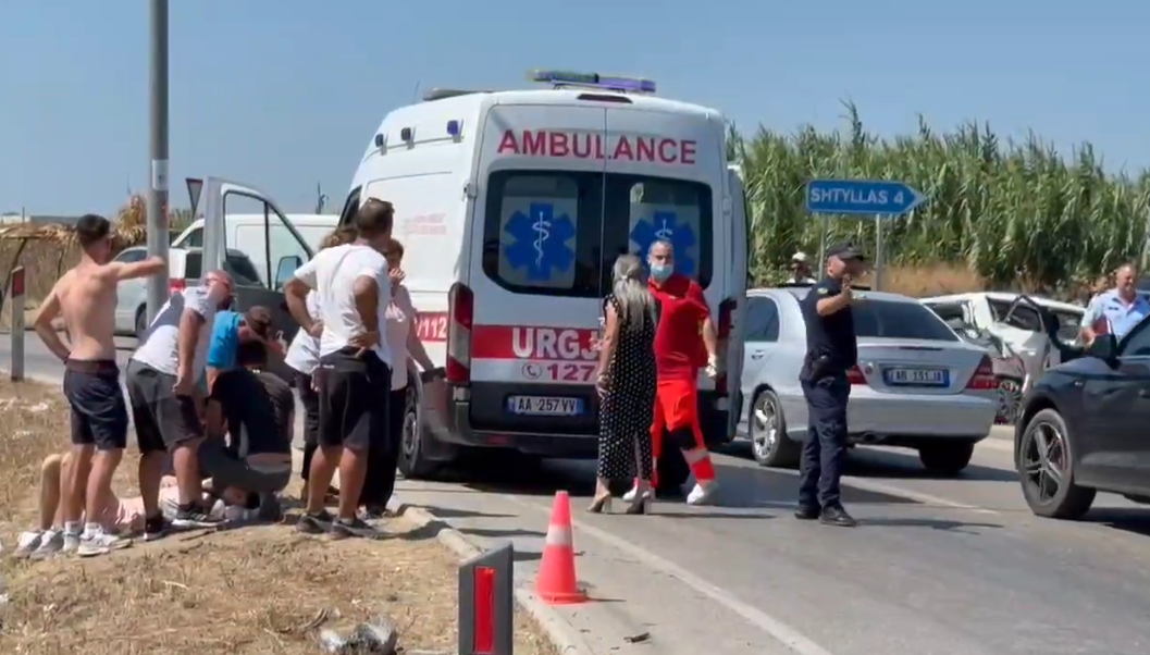 aksident-ne-aksin-fier-lushnje-makina-del-nga-rruga-dy-persona-perfundojne-ne-spital