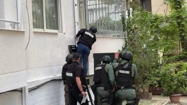 Pukë  RENEA rrethon një banesë  Person i kërkuar brenda  forcat e specializuara në vendngjarje