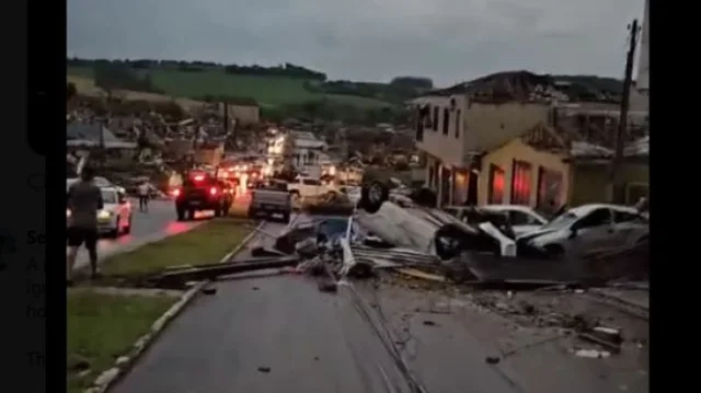 Tornado shkatërron një fshat të tërë  shënohen 5 viktima e qindra të plagosur