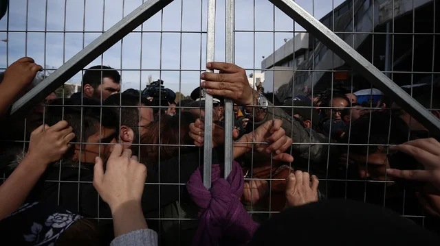 shperthejne-trazirat-ne-kampin-e-emigranteve-ne-greqi-rrezohet-muri-rrethues-i-vihet-flaka-ambienteve