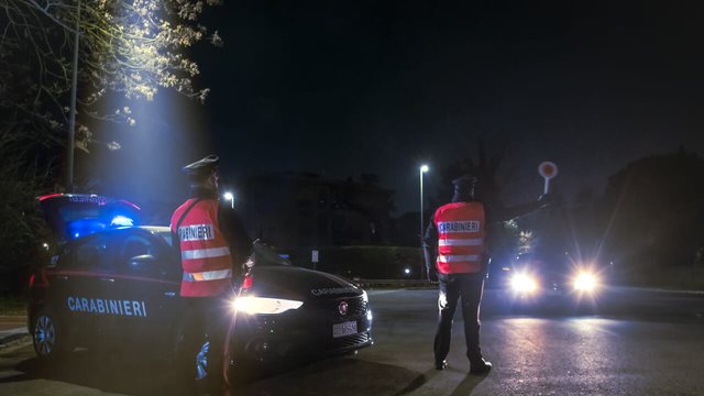 mbanin-me-vete-arme-zjarri-te-vjedhur-dhe-sulmuan-efektivet-e-policise-arrestohen-dy-shqiptaret-ne-itali