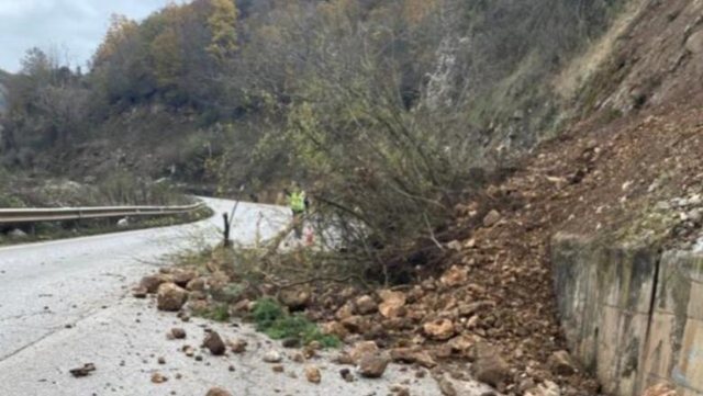reshjet-e-dendura-shkaktojne-bllokime-rrugesh-ne-gjirokaster-dhe-permet-dhjetera-banore-mbeten-te-izoluar