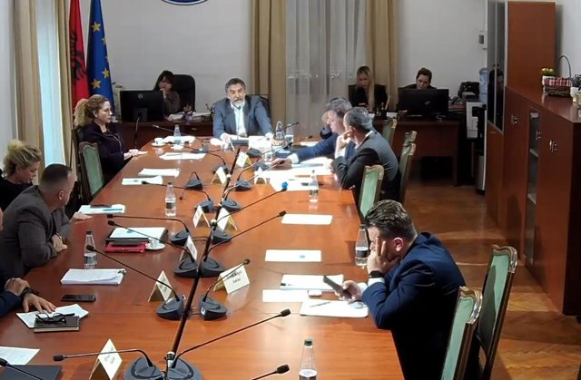 me-ofendoi-dhe-kercenoi-cuci-perjashton-flamur-noken-nga-komisioni