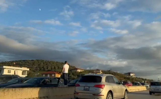 furgoni-i-oshee-perplaset-me-veturen-shpeton-mrekullisht-nena-me-femijen