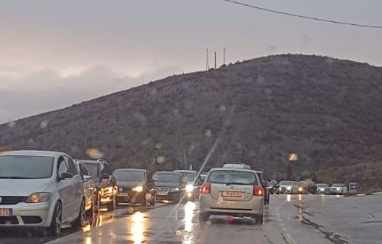 radhe-te-gjata-por-drejt-normalizimit-situata-ne-kapshtice-pala-shqiptare-dhe-greke-punojne-me-kapacitet-te-plote