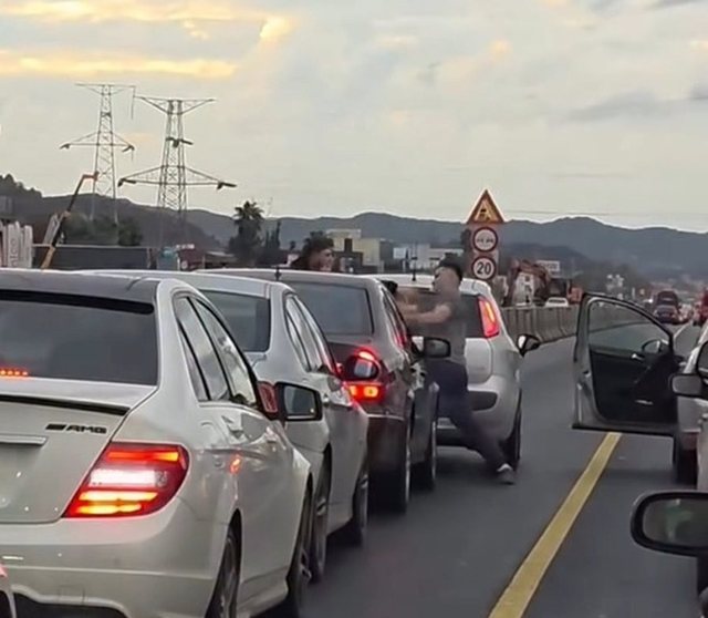 ca-ke-qe-shef-dy-te-rinj-perfshihen-ne-konflikt-fizik-mes-mjeteve-bllokohet-trafiku-ne-autostrade