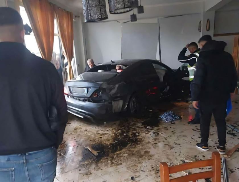 foto-nga-aksidenti-i-pazakonte-ne-fshatin-klos-te-elbasanit-automjeti-me-shpejtesi-sketerre-del-nga-rruga-dhe-hyn-ne-lokal