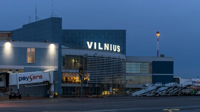 objekte-misterioze-ne-qiell-aeroporti-i-vilniusit-ndalon-fluturimet