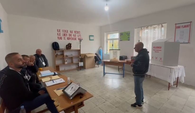 vlora-aspak-interes-per-zgjedhjet-lokale-dukati-dy-ore-pa-asnje-votues-shkon-nje-qytetar-pa-karten-e-identitetit-nuk-kam-fuqi-te-vij-serish-po-deshet