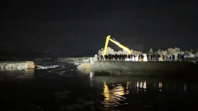 po-permbyt-tokat-dhe-rrezikon-banesat-punohet-edhe-naten-per-te-mbyllur-carjen-e-argjinatures-se-vainit