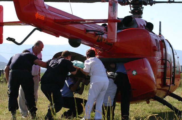 Një gur i madh zë poshtë drejtuesin e skrepit në gurore  Niset me urgjencë drejt Traumës