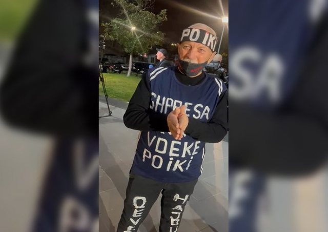 Protestë para Kryeministrisë  qytetari nga Lezha përcjell mesazh simbolik   Kjo qeverisje 12 vjeçare nuk është e pranueshme 