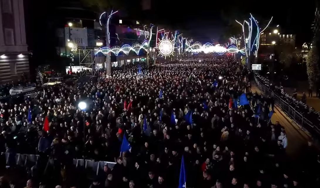  Jep sot dorëheqjen   Mijëra qytetarë në shesh  Këlliçi thirrje publike ramës nga protesta para Kryeministrisë