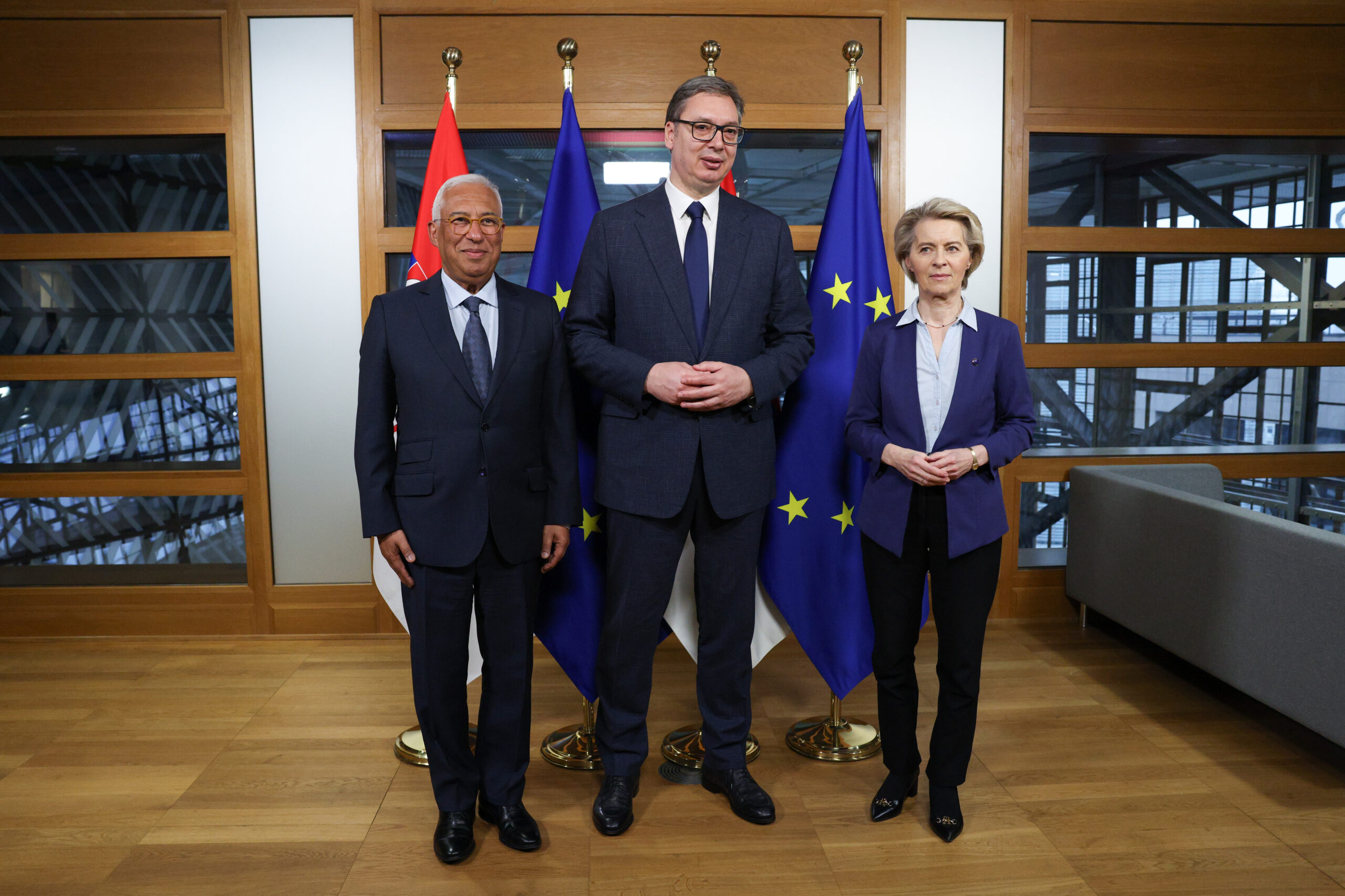 incident-para-fotos-zyrtare-ne-bruksel-rusia-i-shkruan-vucic-layen-le-te-presin-vucic-permend-elbasanin