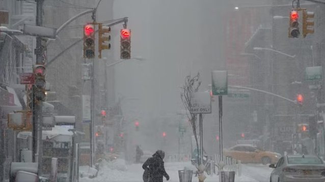 Kaos nga stuhia e dëborës në New York  Anulohen 9 mijë fluturime  shpallet gjendje e jashtëzakonshme në Nju Xhersi