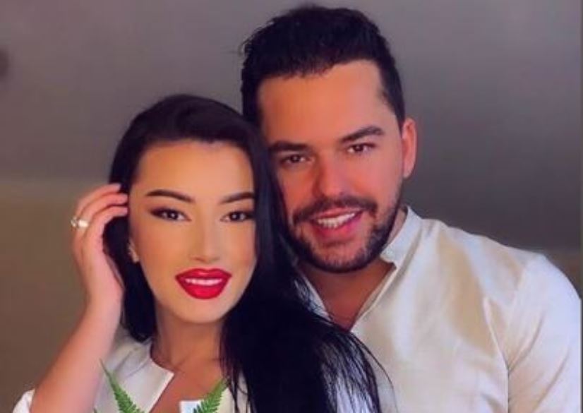 me-la-nje-djale-si-drita-—-fjalimi-rreqethes-i-bashkeshortes-se-shpat-kasapit-ne-homazhet-per-artistin-e-ndjere-ai-ishte-shume-i-mire-per-kete-bote-mizore