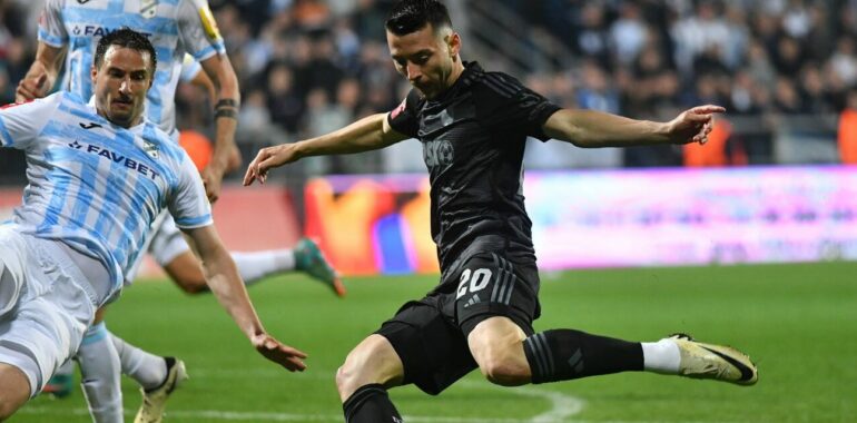 Arbër Hoxha del nga fusha me barelë