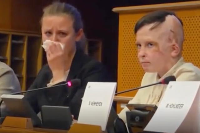 Historia prekëse e 11 vjeçarit ukrainas për humbjen e nënës bën përkthyesen të shpërthejë në lot  VIDEO 