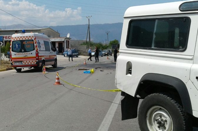 Tragjike  20 vjeçari përplas për vdekje me automjet të moshuarën në Belsh