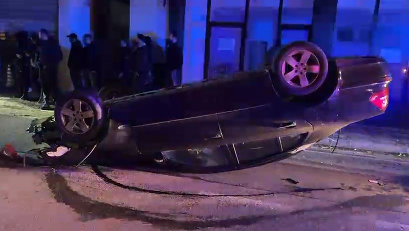 Aksident në Lezhë  automjeti përplaset me shtyllën e ndriçimit dhe kthehet me rrotat nga qielli