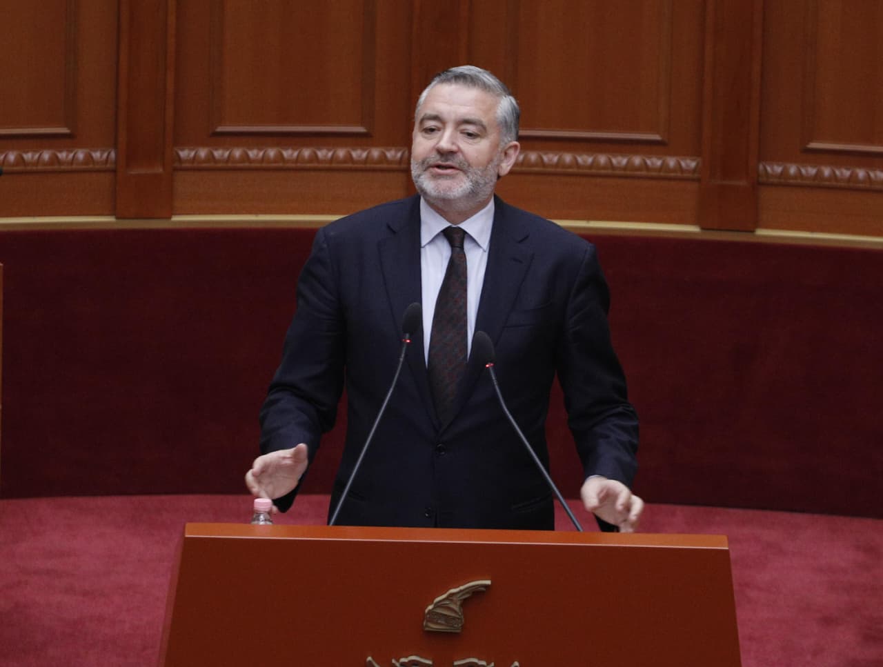 Braçe nuk kursehet aspak ndaj socialistëve  Pas Ballës  debat edhe me Klosin