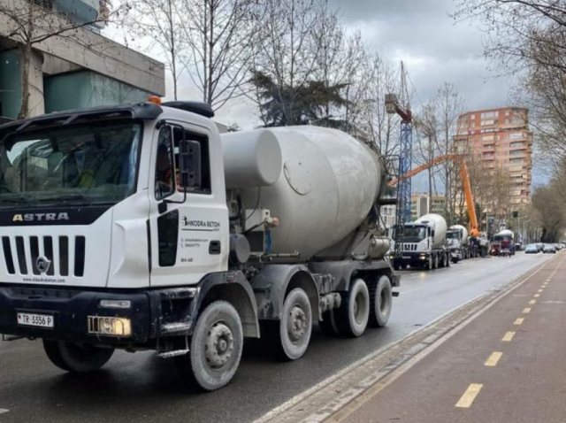 Aksident fatal në Tiranë   Rrëzohet betoniera  humb jetën një punonjës