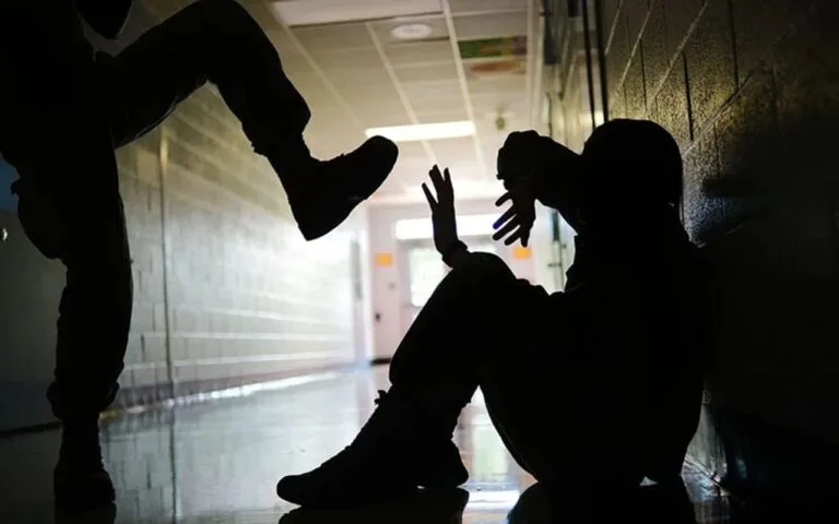 Vajza shqiptare dhe disa të mitura greke rrahin brutalisht një vajzë  sulmin e filmojnë me celular