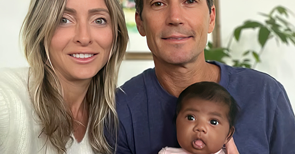 Çifti i bardhë padit klinikën pse u lindi fëmijë me ngjyrë