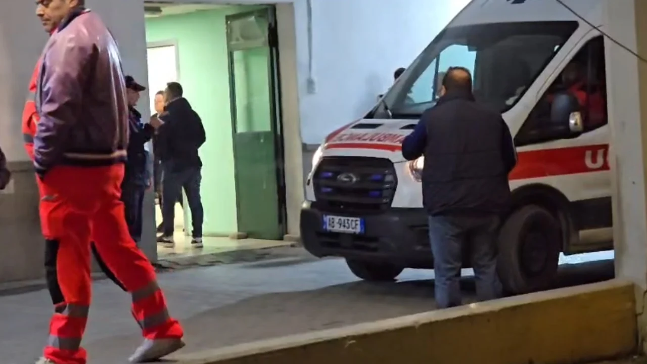 250-persona-ne-spital-gjate-nderrimit-te-viteve-ne-spitalin-e-durresit-shkrumbohet-nga-flaket-edhe-nje-market