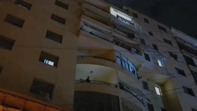 Bie nga kati i 6 të i pallatit në Fier  përfundon në tarracën e katit të dytë