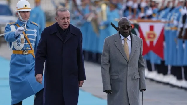 Incident gjatë ceremonisë në Ankara  Presidenti i Nigerisë rrëzohet gjatë pritjes nga Erdogan
