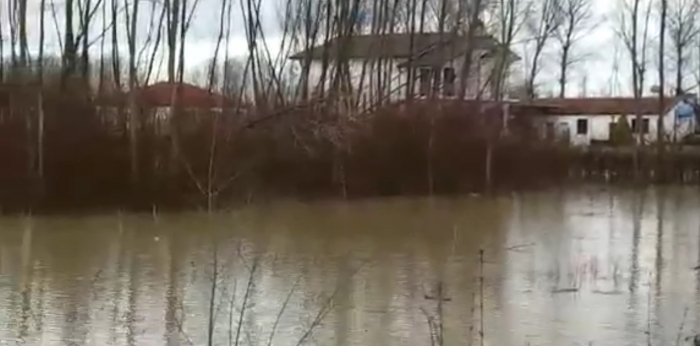 moti-i-keq-lumi-ishem-del-nga-shtrati-dhe-permbyt-toka-bujqesore-ne-fushe-kruje