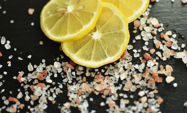 Keni astmë apo alergji  Ja pse disa këshillojnë të mbani limon me kripë në dhomë para gjumit