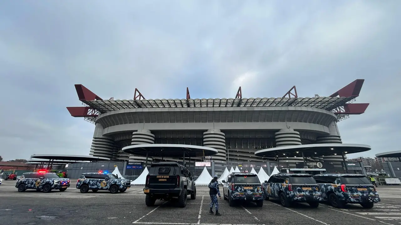 Katari  pushton  Milanon me konvoj automjetesh të blinduara