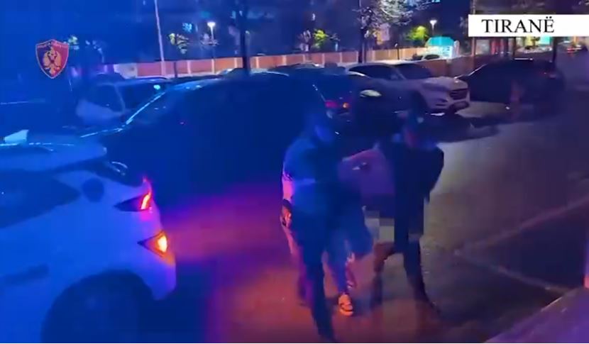 plagos-me-thike-bashkemoshatarin-policia-arreston-19-vjecarin-ne-tirane