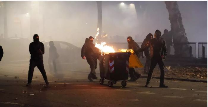 Protesta të dhunshme në Torino  digjen automjete policie  reagon kryeministrja Meloni