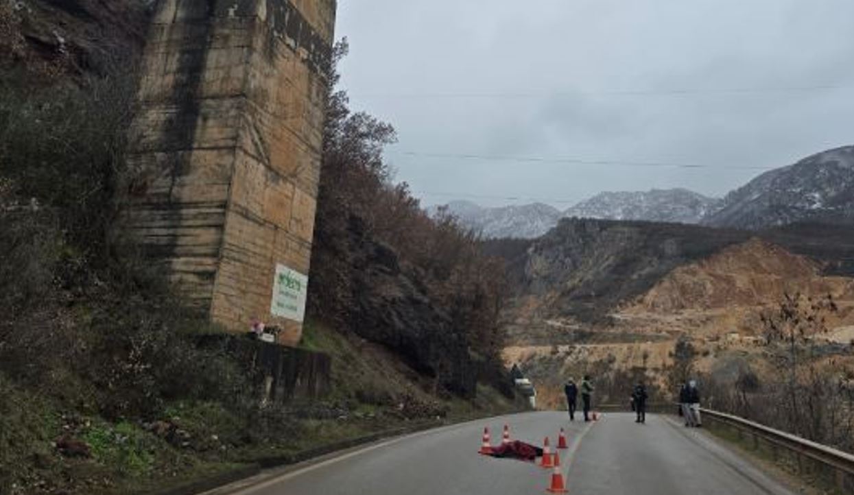 E trishtë në Prrenjas  I moshuari bie nga ura e Bushtricës në asfaltin e rrugës automobilistike dhe humb jetën në vend  tronditen shoferët
