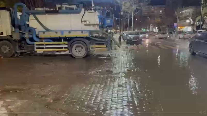 Dëmtohet një tjetër tub i Ujësjellësit në Vlorë  përmbytet Bulevardi  Ismail Qemali 