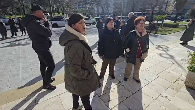 Tregtarët e Vlorës sërish në protestë  Vendimi i Bashkisë rrezikon punën tonë