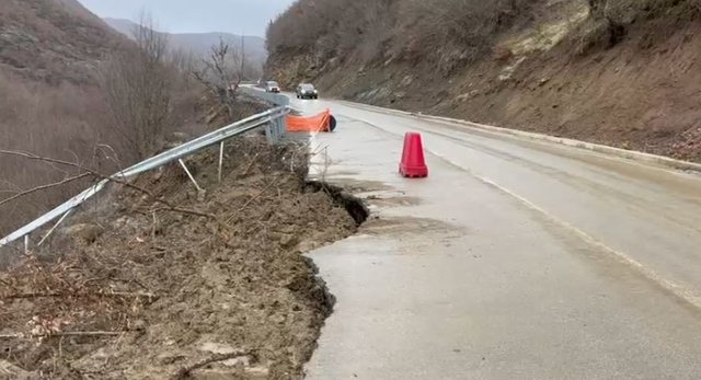 Alarm edhe në rrugën alternative Maliq Gramsh drejt Tiranës  Plasaritje serioze rrezikojnë qarkullimin