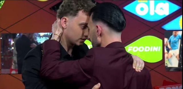 Kristi shpërthen në lot  dy vëllezërit i bëjnë surprizën e papritur