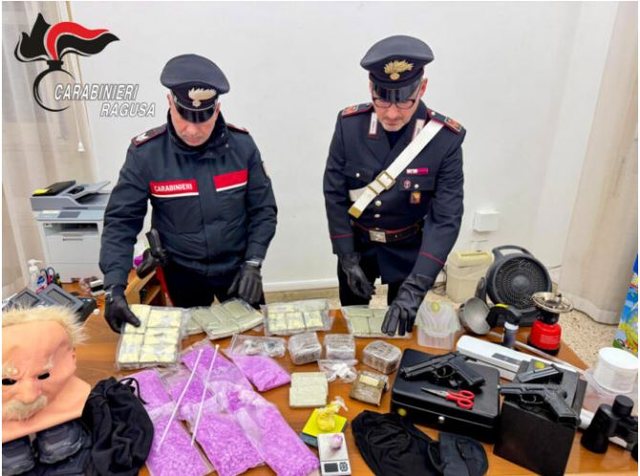 Kapet me dy pistoleta dhe 10 kg drogë shqiptari në Itali